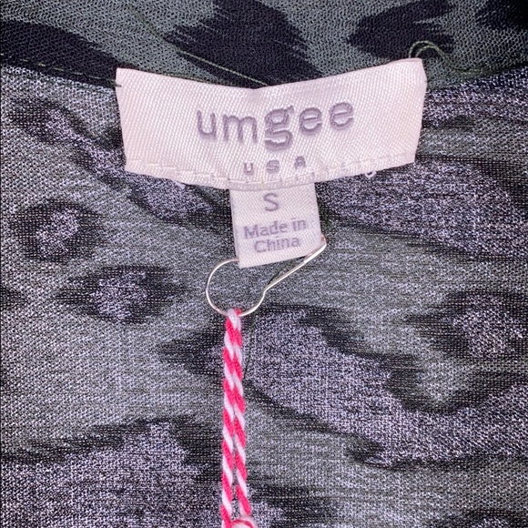 UMGEE Animal Print V-Neck Collar Tunic--Only Small  Left - Picture 9 of 11